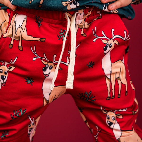 Boy wearing Mullido organic Sweatpants- red reindeer