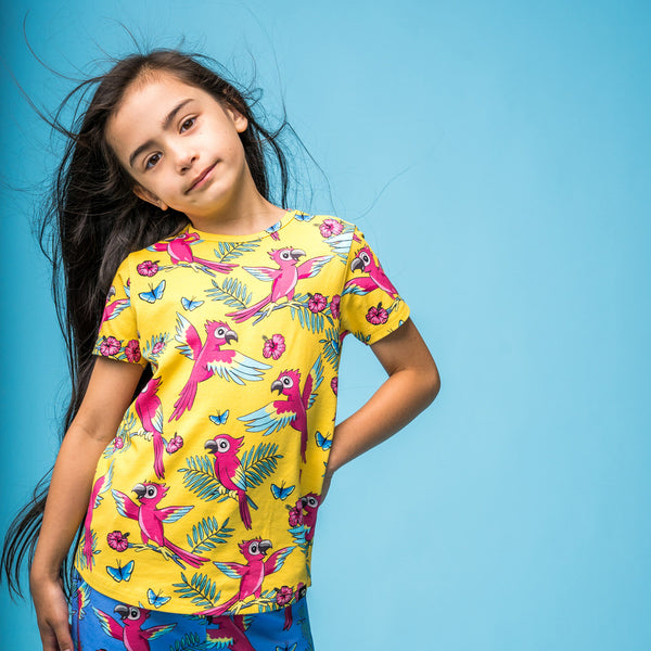 Girl wearing Mullido organic T-shirt- yellow parrot