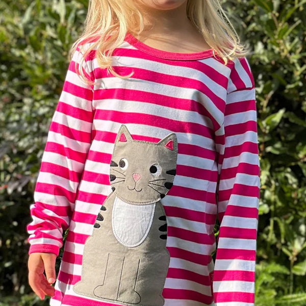 Girl wearing Toby Tiger organic Long sleeved t-shirt: kitten appliqué