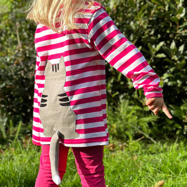 Girl wearing Toby Tiger organic Long sleeved t-shirt: kitten appliqué