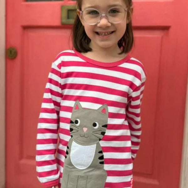 Girl wearing Toby Tiger organic Long sleeved t-shirt: kitten appliqué