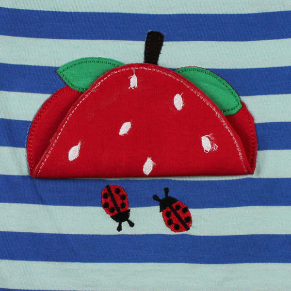 Toby Tiger organic Short sleeve t-shirt: strawberry appliqué, closeup