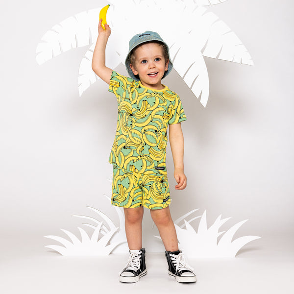 Boy wearing Villervalla organic Short sleeve top- bananas
