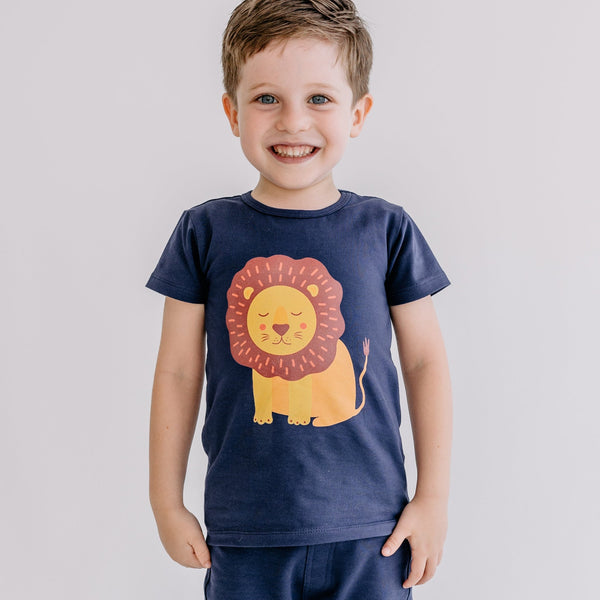 Boy wearing Walkiddy organic Short sleeve shirt- lion