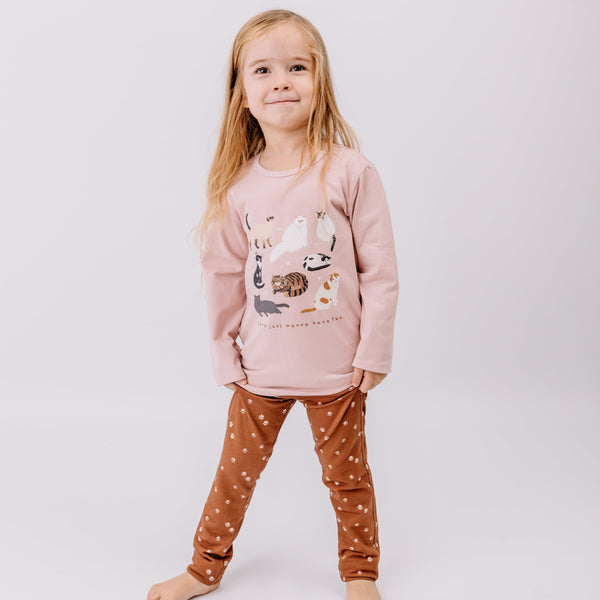 Girl wearing Walkiddy organic Leggings- paw prints