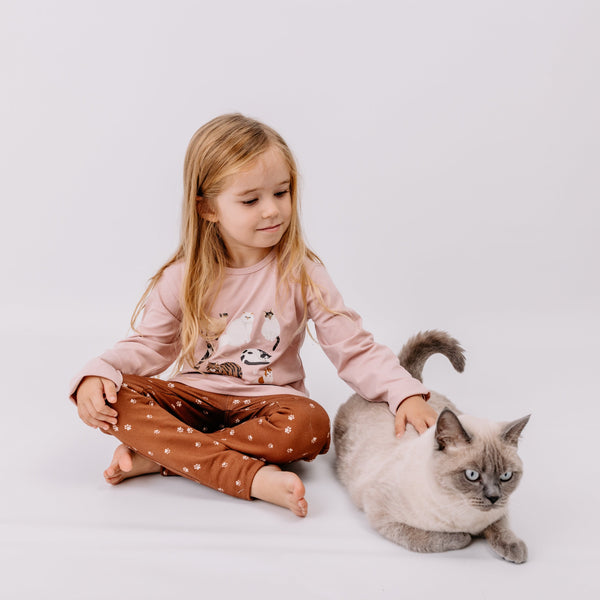 Girl wearing Walkiddy organic Leggings- paw prints