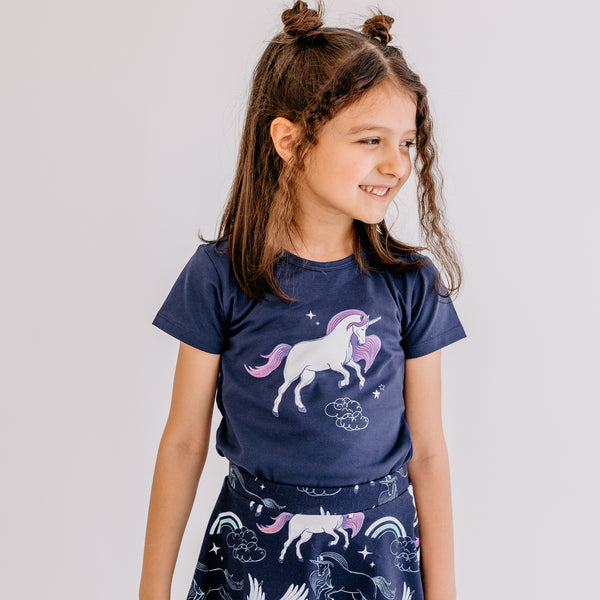 Girl wearing Walkiddy organic Short sleeve shirt- unicorn