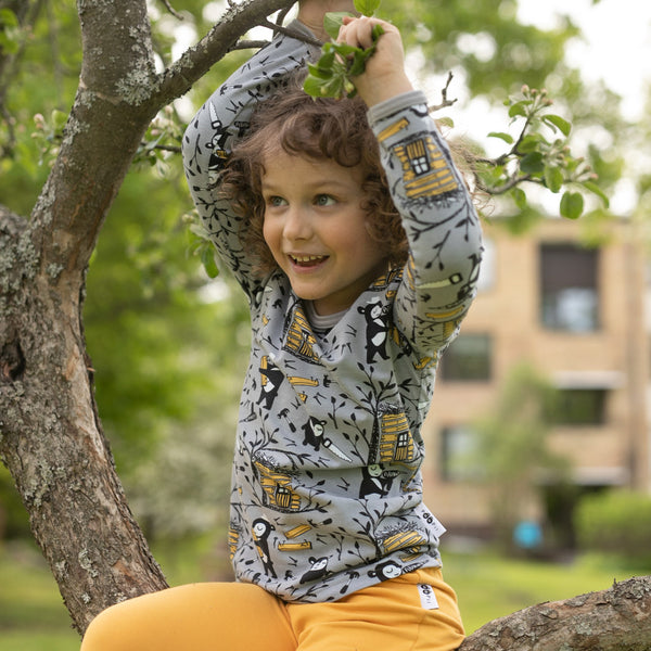 Boy wearing PaaPii Organic Uljas long sleeve shirt- ochre & gray treehouse