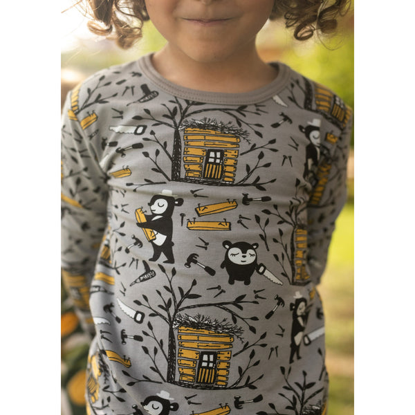 Boy wearing PaaPii Organic Uljas long sleeve shirt- ochre & gray treehouse