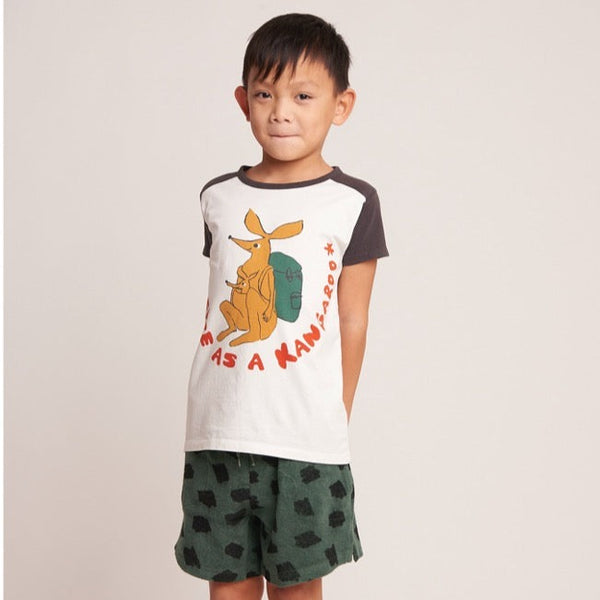 Boy wearing nadadelazos Free as a kangaroo t-shirt