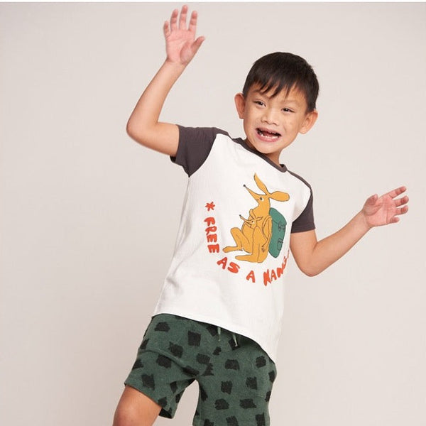 Boy wearing nadadelazos Free as a kangaroo t-shirt