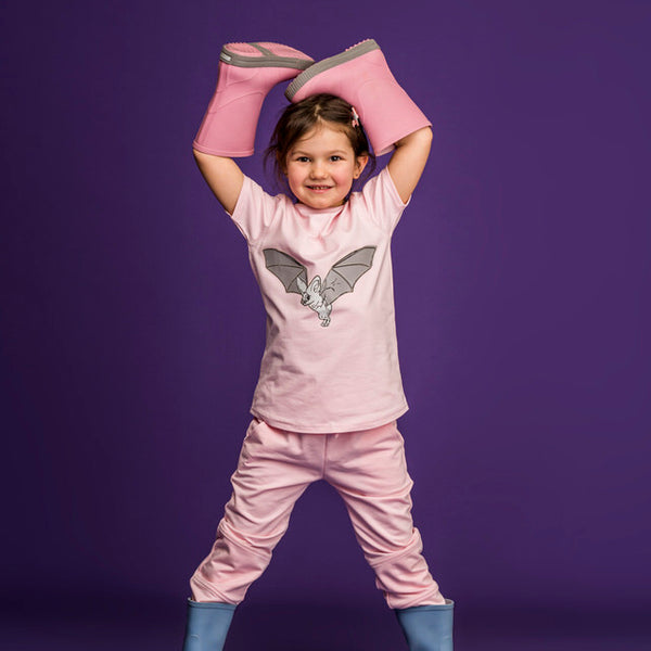 Girl wearing Mullido organic Jogger pants- pink