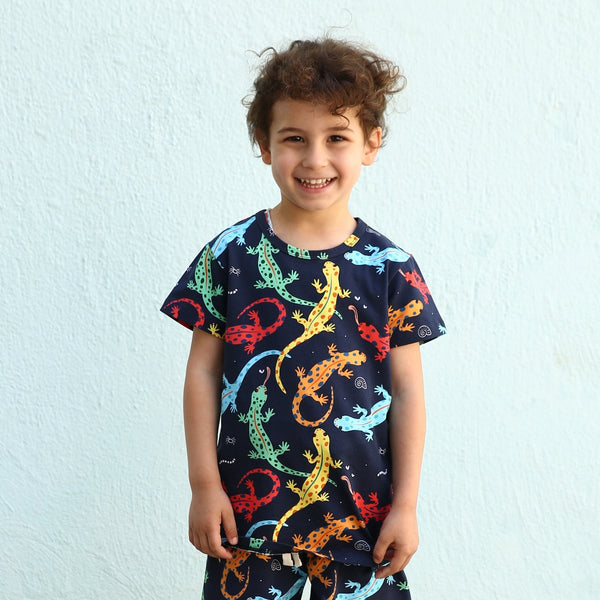 Boy wearing Walkiddy organic Short sleeve shirt- salamander